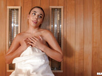 Hot brown milan cheek wird leckt und gefickt in der sauna