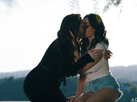 Jessica Ryan und Chloe Surreal sind tief in ihre xxx Wünsche eingetaucht