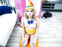 Die kleine Sexpuppe Coco Lovelock hat Sex mit einem perversen alten Mann