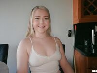 Eva Nyx - Ihre perfekt rasierte Muschi wird hart gefickt, nachdem sie dem Kerl einen tiefen Schlagjob gibt!