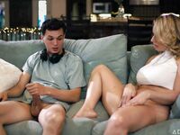 Hot stepmom sucks sie stepon auf die couch