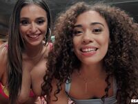Armani Schwarz und Willow Ryder verspielte lesbische Freuden