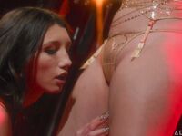 Maya Woulfe und Leana Lovings geben einander einen Orgasmus, der die Augen dreht