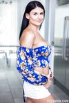 Schwarzes Haar reif Sienna Rae tief gefickt und voll