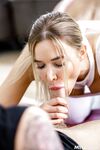 Sport blond MILF Venera Maxima hart gefickt auf dem Boden