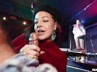 Temperieren Brown Evelin Stone kümmert sich um den großen schwarzen Schwanz