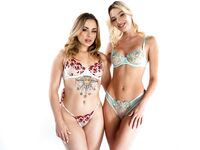 Blond lesben anal im wohnzimmer
