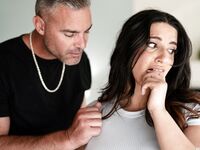 Fettboden braun Sarah Arabisch bekommt harte Fick im Wohnzimmer