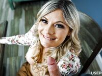 Ellie Tay's rund-braune reife Blondine wird vom Lutscher verrückt, bevor sie hart gefickt wird