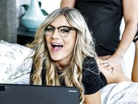 Ellie Tay's rund-braune reife Blondine wird vom Lutscher verrückt, bevor sie hart gefickt wird
