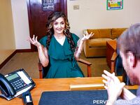Wavy-haired milf Harper Madison's office fuck abenteuer