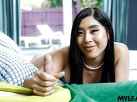 Asiatisch milf Emerald loves fucks seine stepons schwer schwanz im wohnzimmer