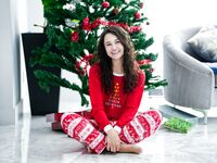 An Weihnachtsbaum ficken sie lächelnd braun Liz Jordan