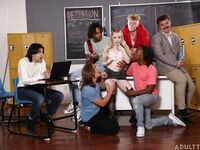 Haley Spades blonde Bombe mit Doppelsex im Klassenzimmer