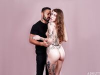 Eden Ivy tätowierte Körper verführt den erbärmten Liebhaber mit rasierten Muschi