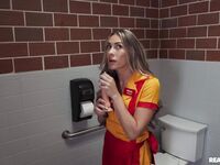 Mackenzie Mace gibt ihr einen wilden Blowjob und sitzt auf einem harten Schwanz mit all ihrer Macht