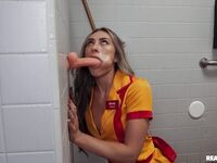 Mackenzie Mace gibt ihr einen wilden Blowjob und sitzt auf einem harten Schwanz mit all ihrer Macht
