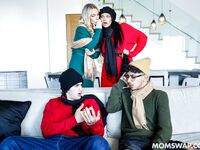 Mona Azar und Bunny Madison arbeiten ihre Stiefsohnen im Wohnzimmer