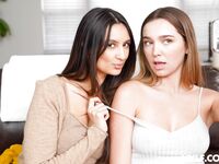 Eliza Ibarra und Blair Hudsons wilde Leckerei und pussy Reibung auf der Ledercouch