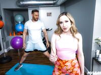 Flexible milf Alaina Taylor wird verheerend fick auf dem boden