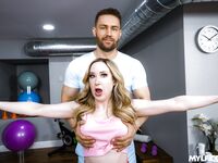 Flexible milf Alaina Taylor wird verheerend fick auf dem boden