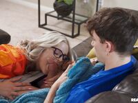 Jill Taylor moans wie ein wildes Tier, wenn ihre rasierte Muschi gefickt wird