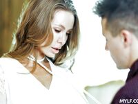 Nicole Aniston wird warm mit ihrem Lieblingsspiel, bevor sie gefickt wird