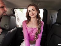 Nikki Nicole slender teen körper in und aus dem auto bekommt hart sex