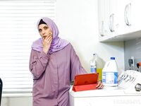 Unzufriedene arabische Mama schluckt Anna Cummings' Schwanz am tiefsten