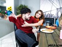 Vivianne Desilva und Selina Bentz erhalten harten Sex auf dem Boden
