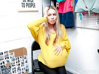Blonde Stealth Summer Vixen bekommt einen Schlagjob von einem zuversichtlichen Cop