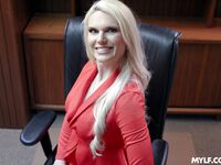 Long-haired milf Sydney Davis fickt die zuversichtliche Direktor