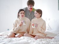 Es ist eine erstaunliche Drei-Wege-Fick mit Macy Meadows und Penny Barber