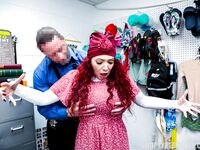 Kiki Daire rot tätowierte porno star bestraft für diebstahl