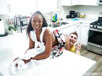 Mocha Menage wird von ihrem Stiefsohn Freund gefickt