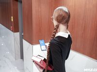 Ein langer schwarzhaariger Buchwurm mit Brille wird in einer durchbohrten Strumpfhose gefickt