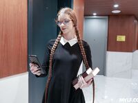 Ein langer schwarzhaariger Buchwurm mit Brille wird in einer durchbohrten Strumpfhose gefickt