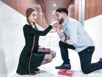 Ein langer schwarzhaariger Buchwurm mit Brille wird in einer durchbohrten Strumpfhose gefickt