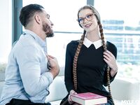 Ein langer schwarzhaariger Buchwurm mit Brille wird in einer durchbohrten Strumpfhose gefickt