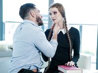 Ein langer schwarzhaariger Buchwurm mit Brille wird in einer durchbohrten Strumpfhose gefickt