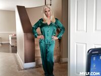 Brittany Andrews hat blonde Bombardierung mit einem Pferdeschwanz vor dem Schlachthof