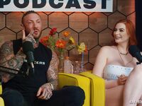 Tattoed Mädchen Abigail Morris und Toochi Kash teilen den roten Wolf