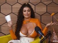 Tattoed Mädchen Abigail Morris und Toochi Kash teilen den roten Wolf