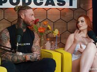Tattoed Mädchen Abigail Morris und Toochi Kash teilen den roten Wolf