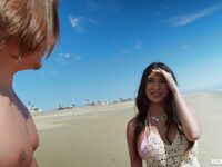 Das verführerische Strandmädchen Reyna Belle wird von dem langhaarigen Kerl gefickt