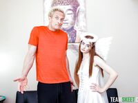 Die rothaarigen Reese Robbins bekommt einen anständigen Fick im Wohnzimmer