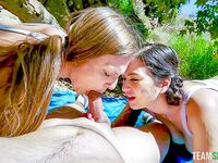 Jasmine Wilde und Kenzie Liebe sind ludicrous küssen die tätowierte schwanz aus im offen