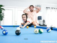 Freya von Doom saugt und reitet den bärtigen Kerl auf dem Boden