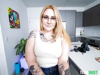 Blonde Hündin Gracie Squirts nimmt die Deepthroat Tricks