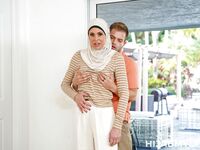 Abby Somers, die leidenschaftliche Hijab Mama, ist auf der Suche nach hartem Sex